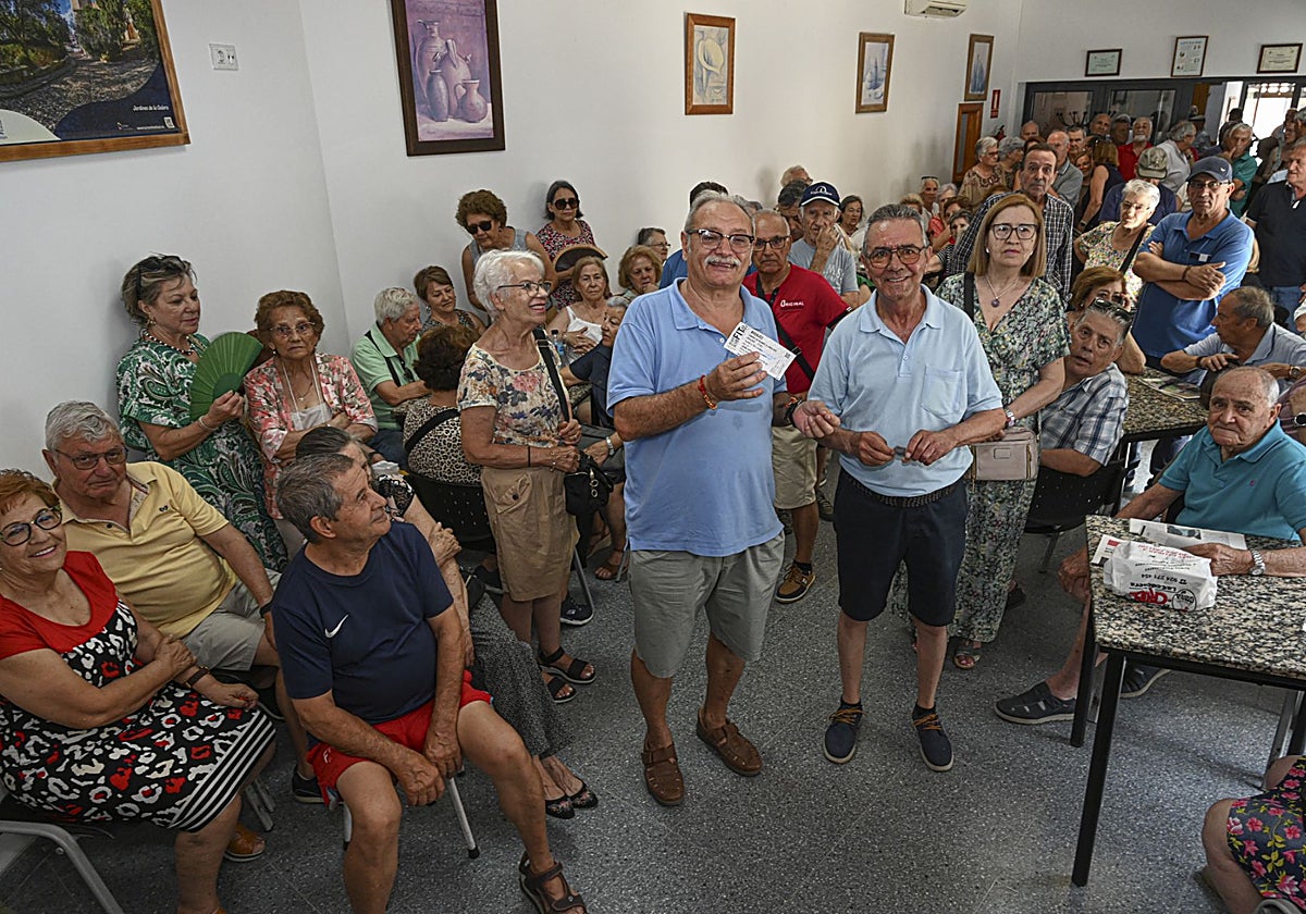 Sorteo de entradas para los toros en el centro de mayores de San Fernando.