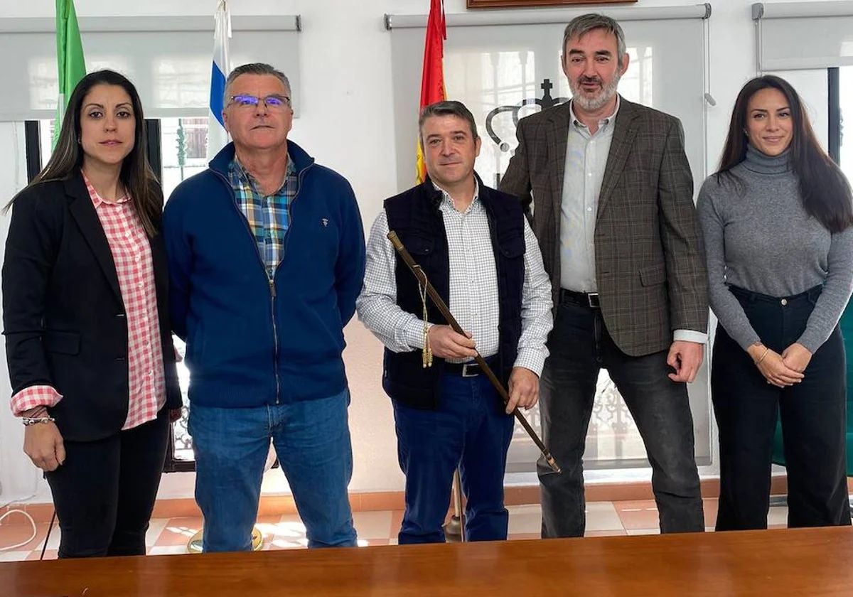 Julio Solana (PP), en el centro, con el bastón de mando, tras prosperar la moción de censura en Fuenlabrada de los Montes.