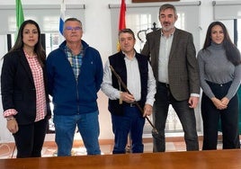 Julio Solana (PP), en el centro, con el bastón de mando, tras prosperar la moción de censura en Fuenlabrada de los Montes.