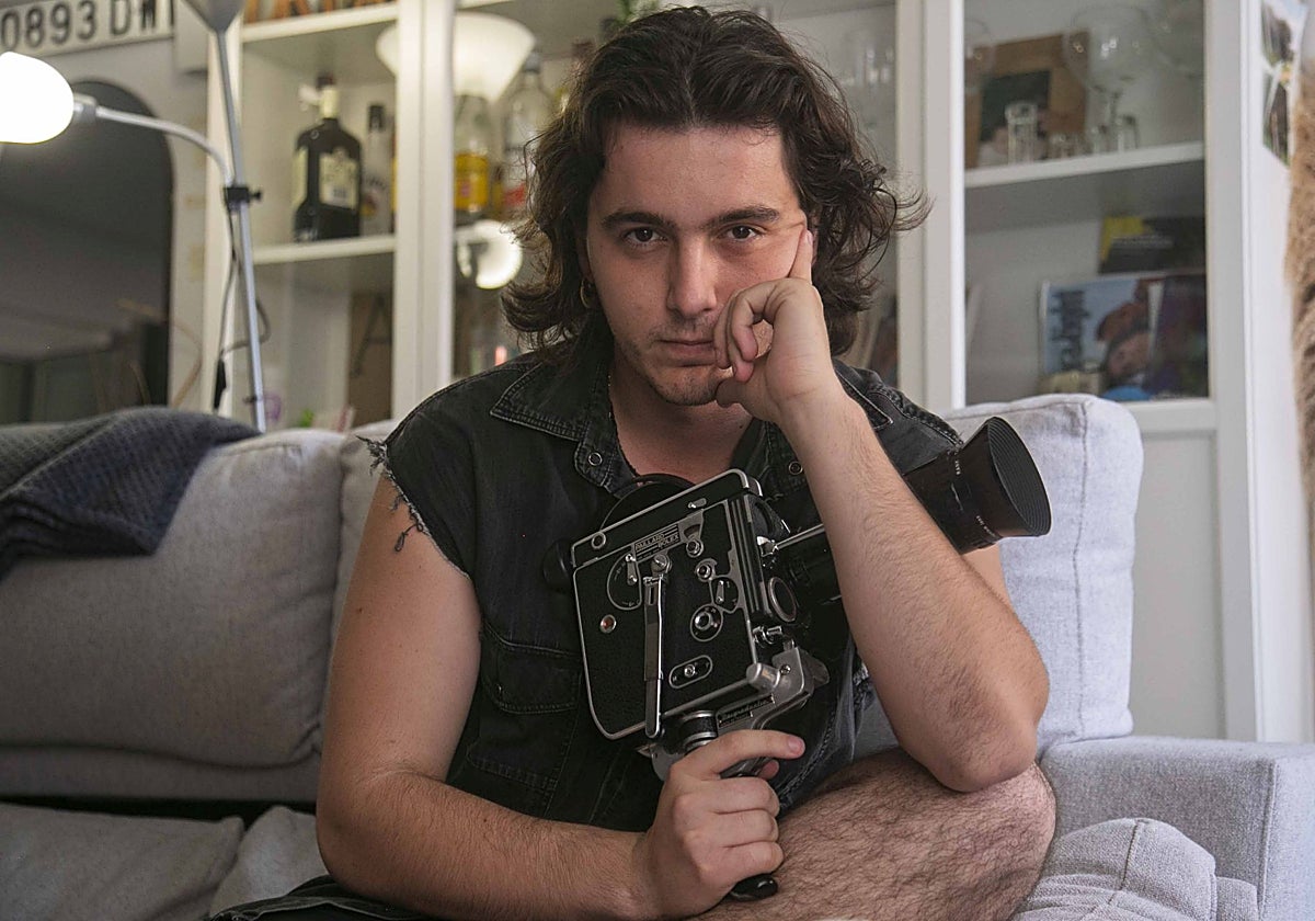 Mario Martínez Sáenz fotografiado recientemente en su casa de Mérida.