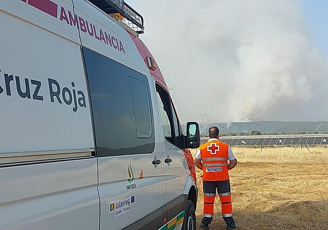 Dispositivo de Cruz Roja en el incendio declarado este viernes en Talarrubias.