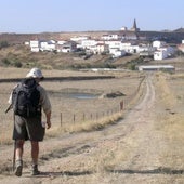 Peregrino acercándose a Galisteo.