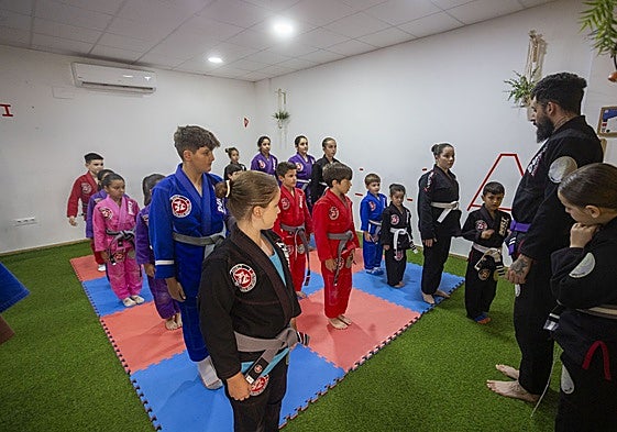 Deportistas de Jiu-jitsu de la escuela Atenea del barrio del Junquillo, que han cosechado éxitos pese a practicar en un pequeño espacio.