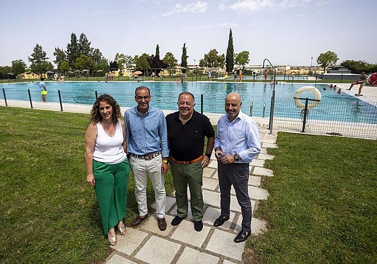 El alcalde ha acudido a la piscina de Cáceres el Viejo para inaugurar la temporada de baños.