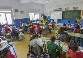 Una profesora imparte clase en un colegio de la región en una imagen de archivo.