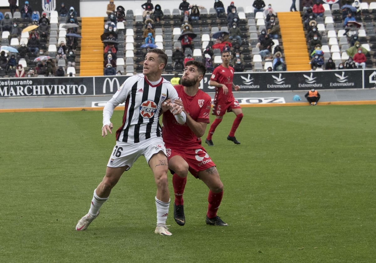 Adri Escudero defiende a Dani Aquino en el Badajoz-Villanovense en el Nuevo Vivero de la 2020-21.