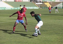 Sanchidrián durante su primera etapa en el Cacereño en 2023, precisamente en un partido frente al Estepona.
