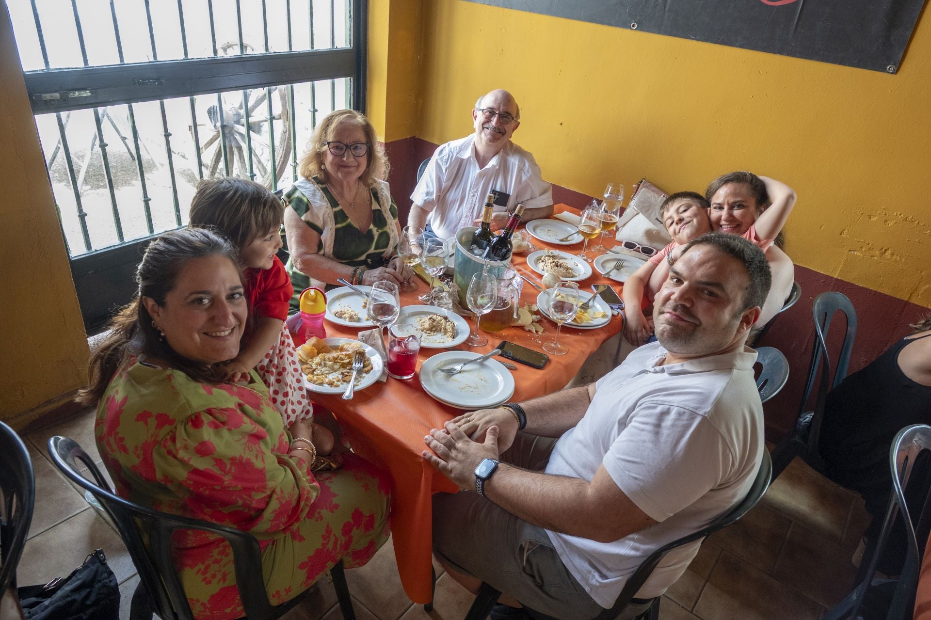 Así es el ambiente en el ferial de Badajoz a la hora de la comida
