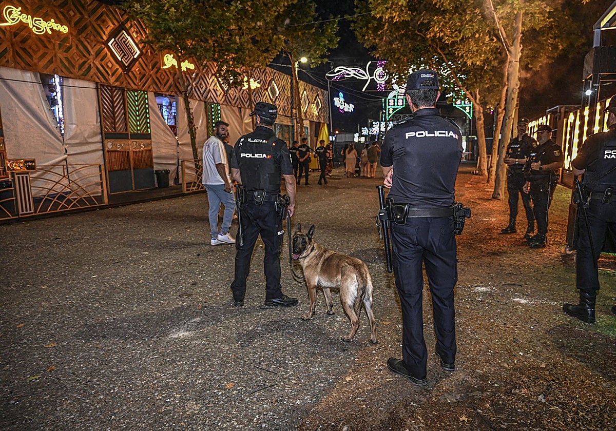 La policía patrullando ayer la zona de casetas con sus perros.