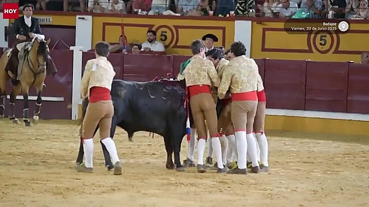Diez orejas para los rejoneadores de la primera corrida de toros de la feria de San Juan de Badajoz