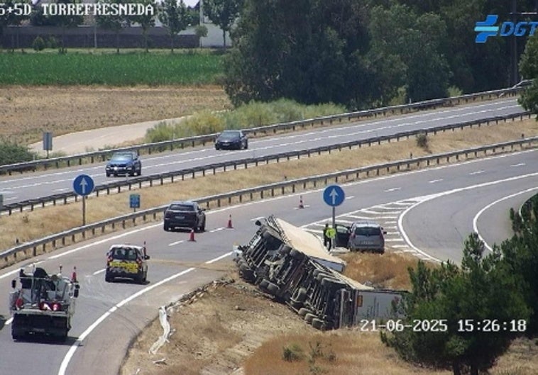 El vuelco de un camión obliga a cerrar un carril en la A-5 en la provincia de Badajoz