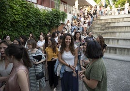 Colas de opositores en el IES Ciudad Jardín de Badajoz.