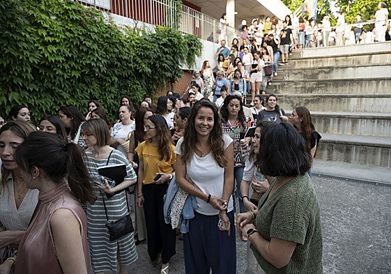 Colas de opositores en el IES Ciudad Jardín de Badajoz.