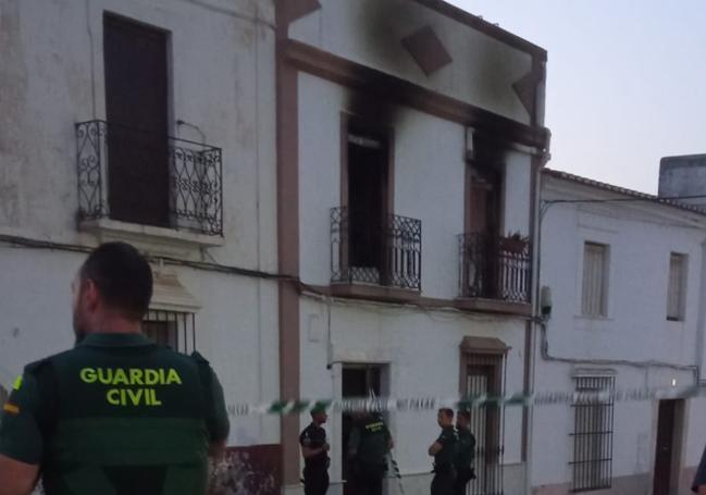 Fachada de la vivienda de Olivenza en la que se ha producido el incendio en el que ha muerto una niña.