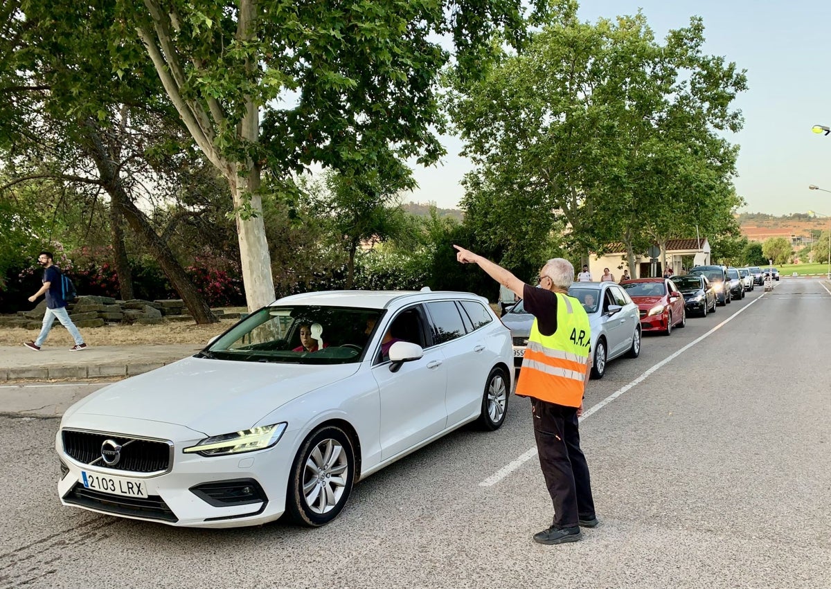 Imagen secundaria 1 - Los opositores en una de las pruebas en el IES Ciudad Jardín de Badajoz. Juan Cambero controla la entrada de los vehículos al IES Universidad Laboral. Zahira Carrillo, de 23 años, antes del llamamiento a su primera oposición.