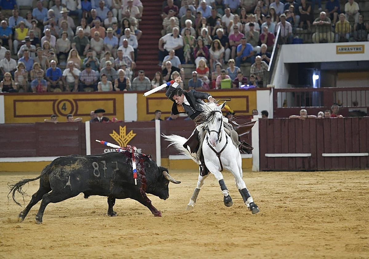 Imagen principal - Diez orejas para los rejoneadores de la primera corrida de toros de la feria de San Juan de Badajoz