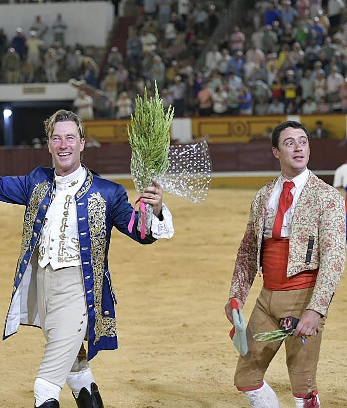 Imagen secundaria 2 - Diez orejas para los rejoneadores de la primera corrida de toros de la feria de San Juan de Badajoz
