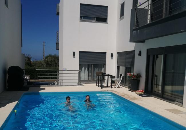 Víctor con su familia en un intercambio en Portugal.