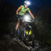 Natalia Fischer durante la crono nocturna de la BTT Urbion by Stages de Covaleda.