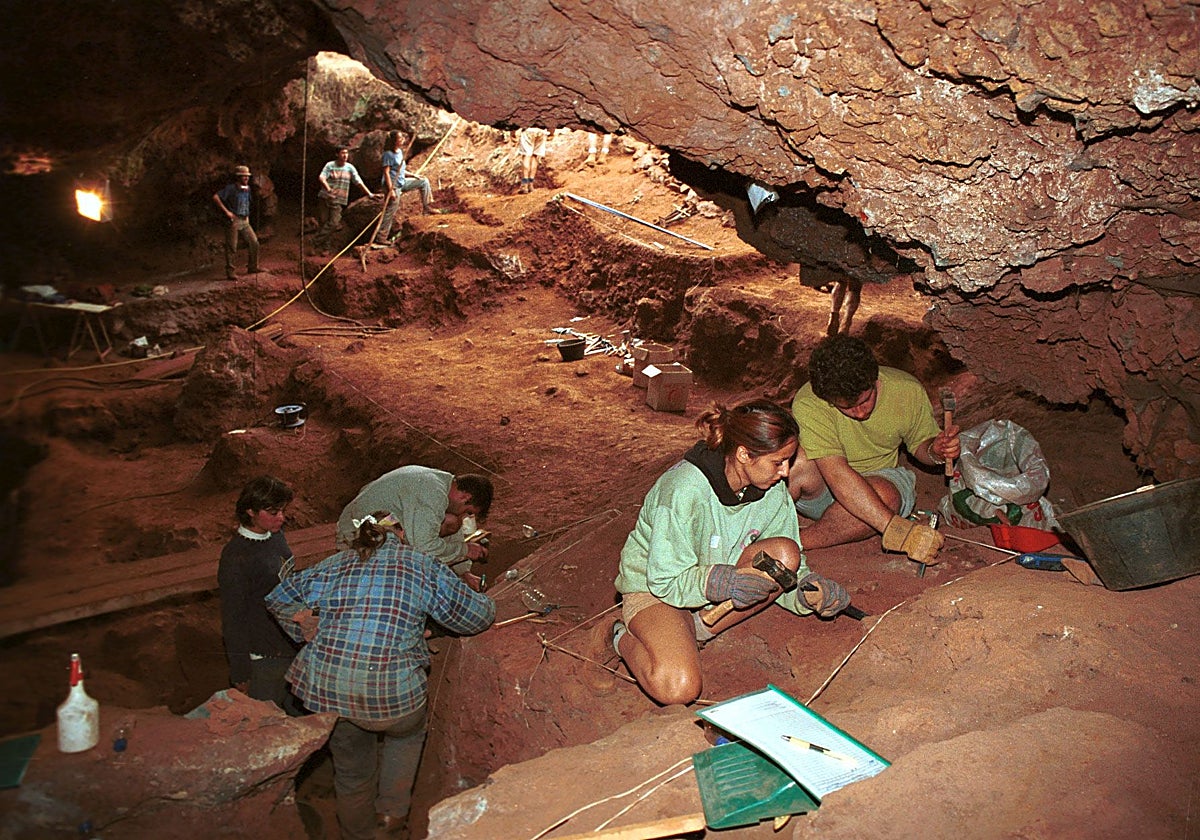 Excavaciones en la cueva del Conejar, de Cáceres.
