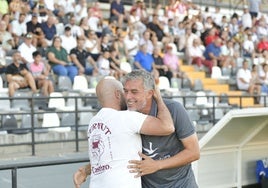 Juan Marrero se abraza a Luis Oliver Sierra en el amistoso Badajoz-Don Benito en el Nuevo Vivero del verano pasado.