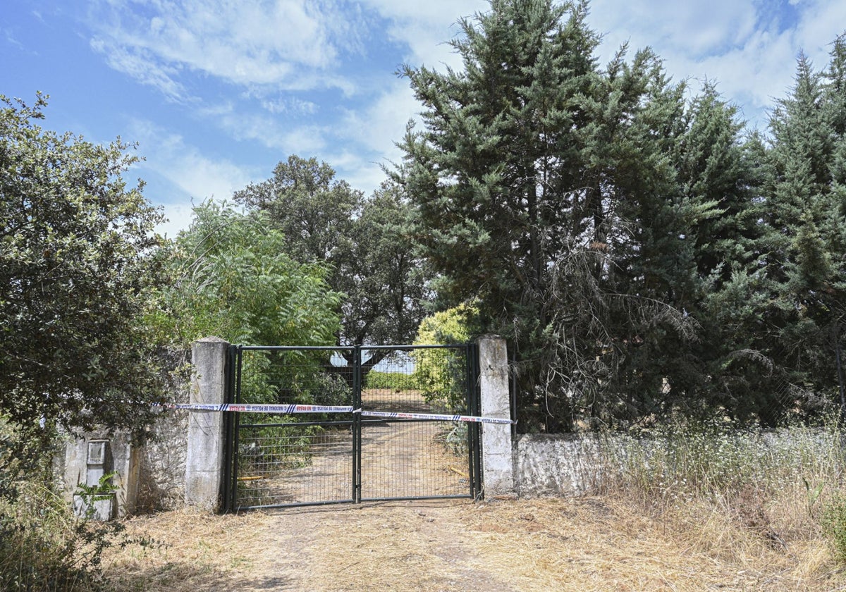 La puerta de acceso a la finca fue precintada por la Policía Nacional.