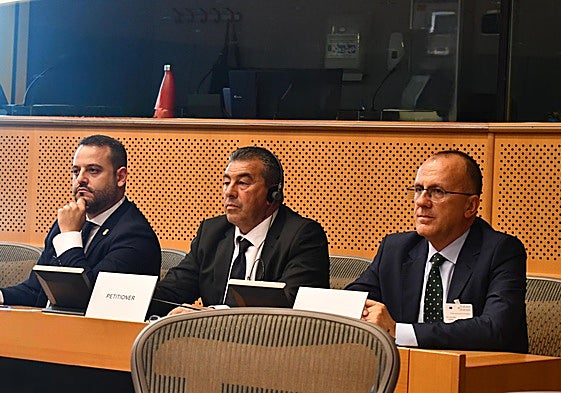 De izquierda a derecha, Fernando Sánchez y los alcaldes de Almaraz y Navalmoral de la Mata, hoy en Bruselas.