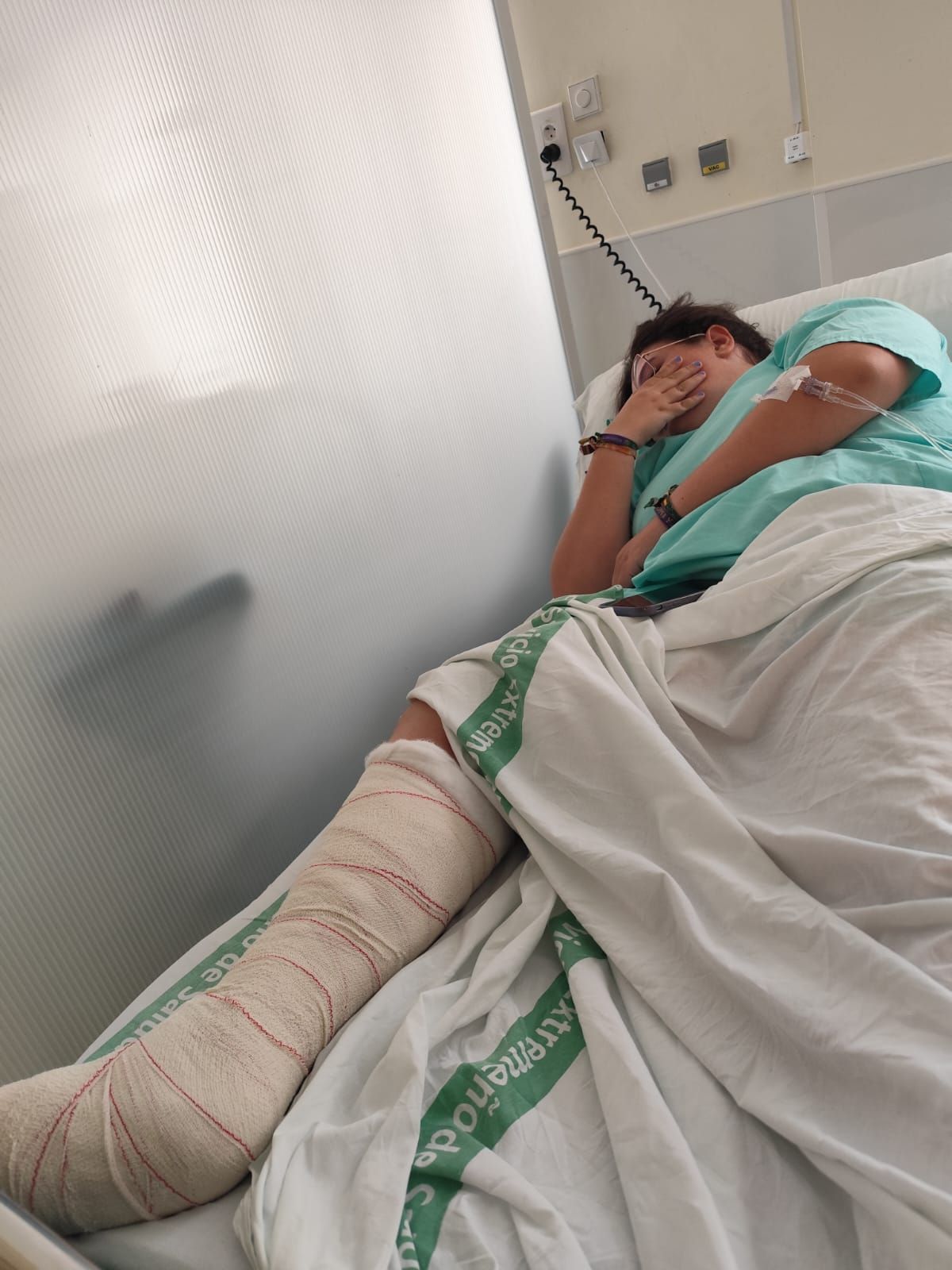 Carla Domínguez a la espera de la intervención quirúrgica.