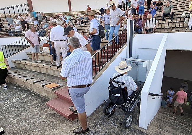 Un hombre usa el elevador de la plaza de toros este fin de semana.