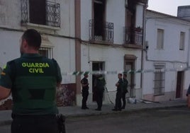 Fachada de la vivienda de Olivenza en la que se prodijo el incendio.