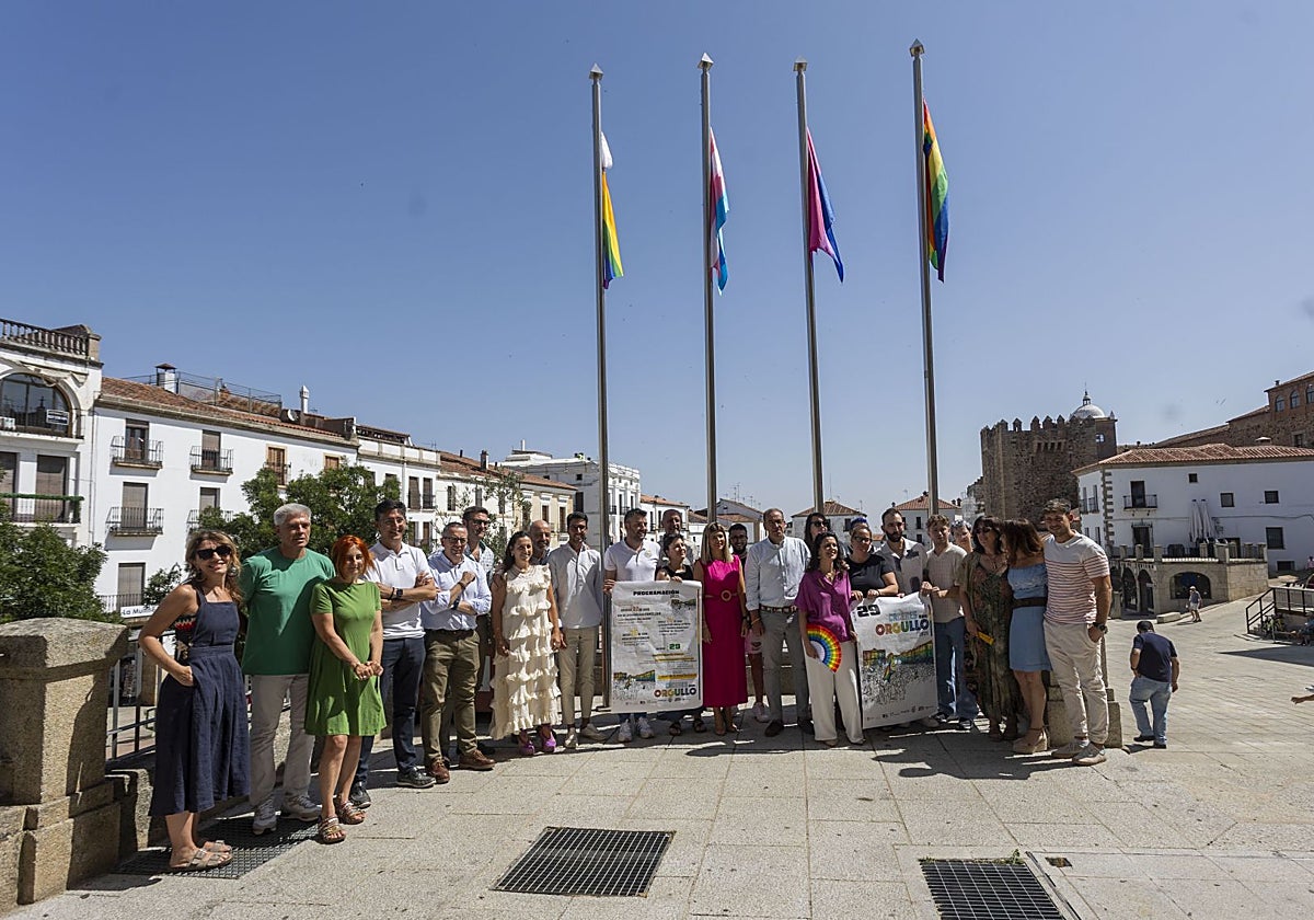 Acto de izado de las banderas con motivo del Orgullo LGTBI la semana pasada.