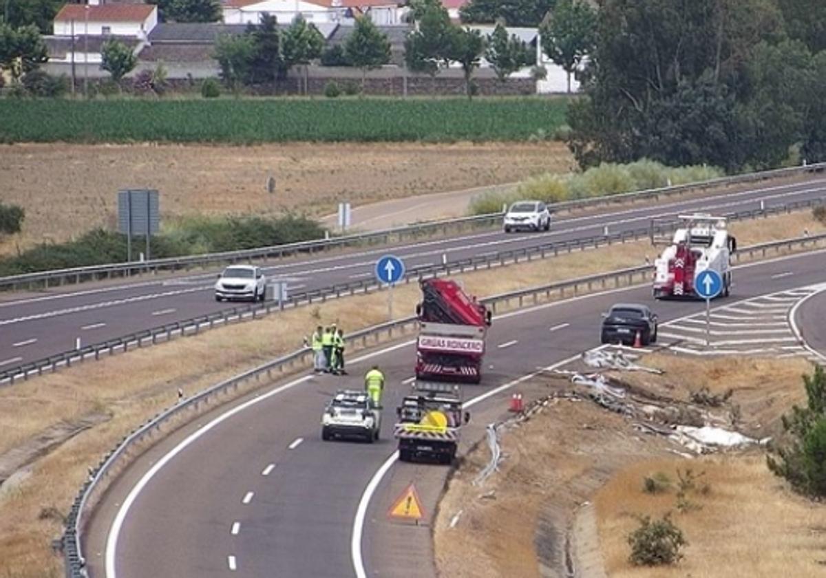 Trabajos de limpieza y retirada del camión accidentado el pasado sábado