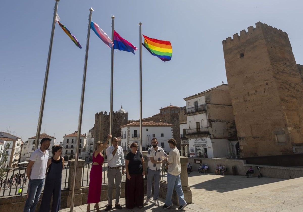 Izado de las banderas LGTBI la semana pasada ante el ayuntamiento de Cáceres.