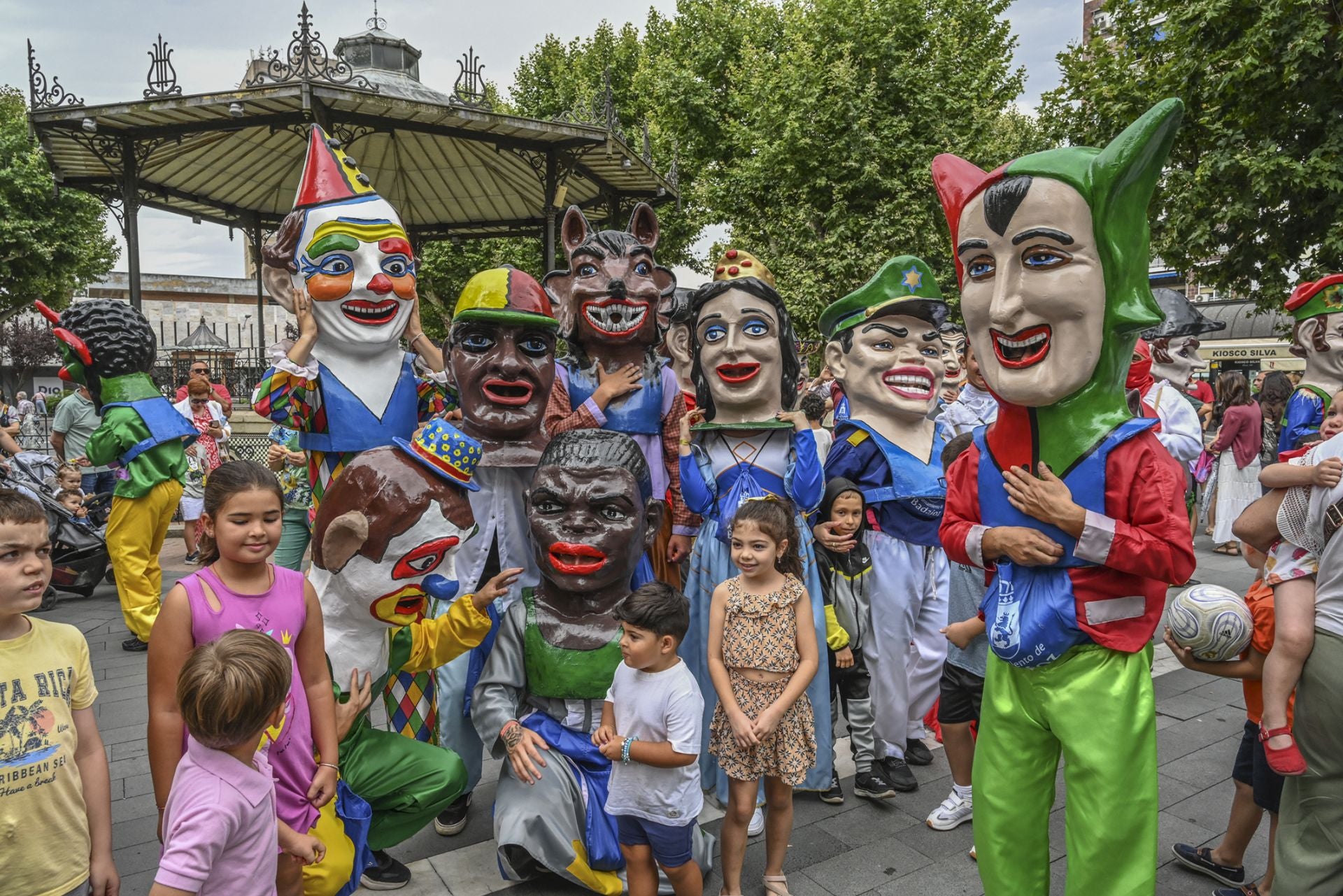 Los cabezudos reparten caramelos en Badajoz y los gigantes no salen por la lluvia