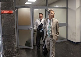 Emilio Cortés y Ángel Luis Aparicio, abogados de la acusación particular y del acusado respectivamente este martes a la salida de la vista previa celebrada en la Audiencia Provincial de Cáceres.