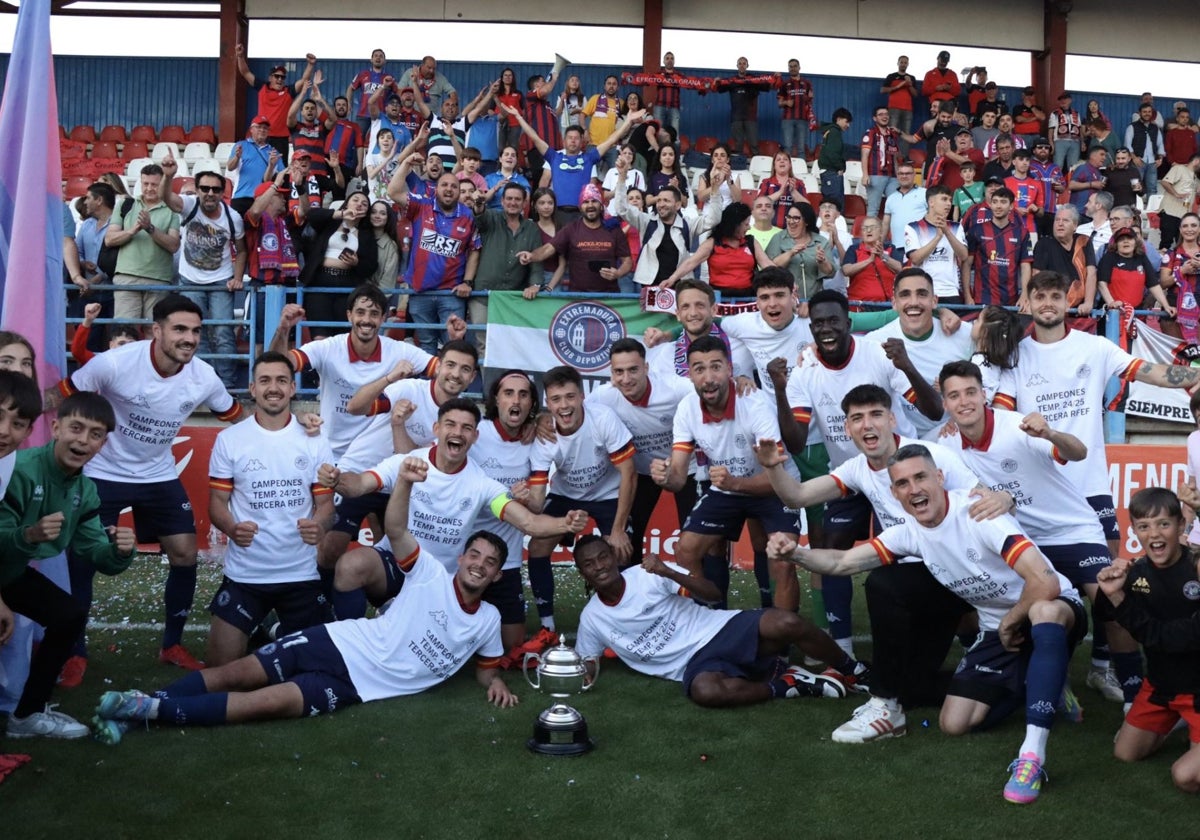 Los jugadores del Extremadura celebran el campeonato de Tercera con sus aficionados.