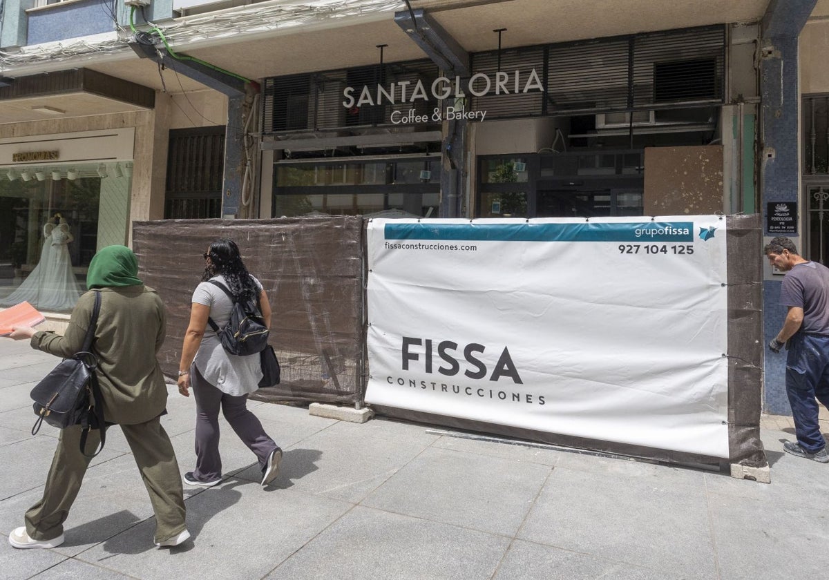 El local luce ya las letras corporativa de la franquicia. Se ha instalado en la calle San Pedro de Alcántara, en el espacio que dejó libre Prénatal.