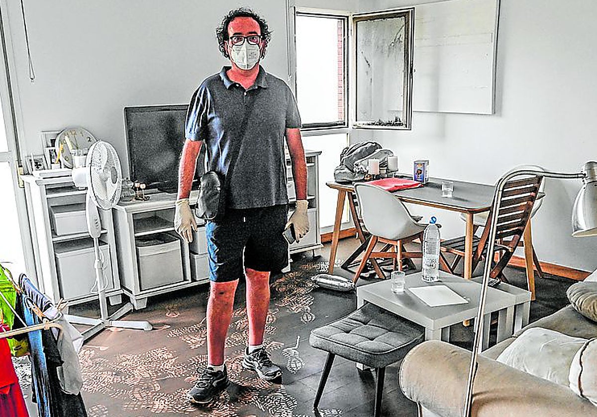 David Galán muestra los daños que ha sufrido su casas.