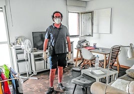 David Galán muestra los daños que ha sufrido su casas.