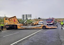 Camión accidentado atravesado en la N-630.