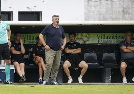 Juan García, a pie de banquillo durante la final por el ascenso Lealtad-Llerenense.