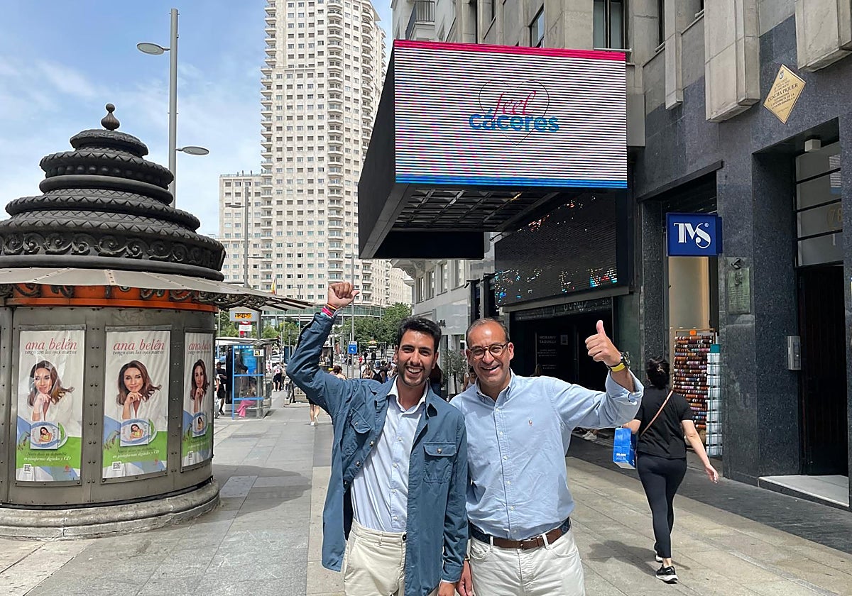 El concejal de Turismo, Ángel Orgaz, y el alcalde, Rafael Mateos, este martes en la Gran Vía de Madrid.