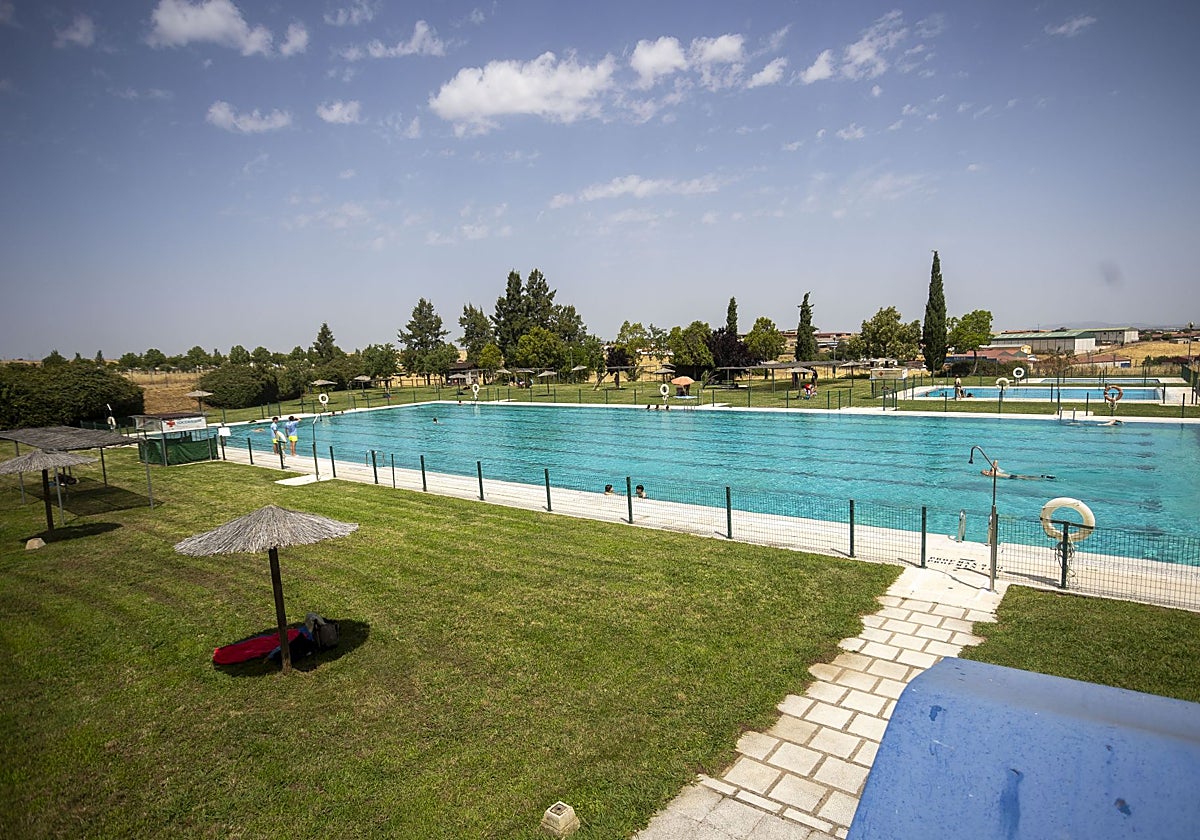 Piscina municipal de Cáceres el Viejo durante su apertura el pasado viernes.