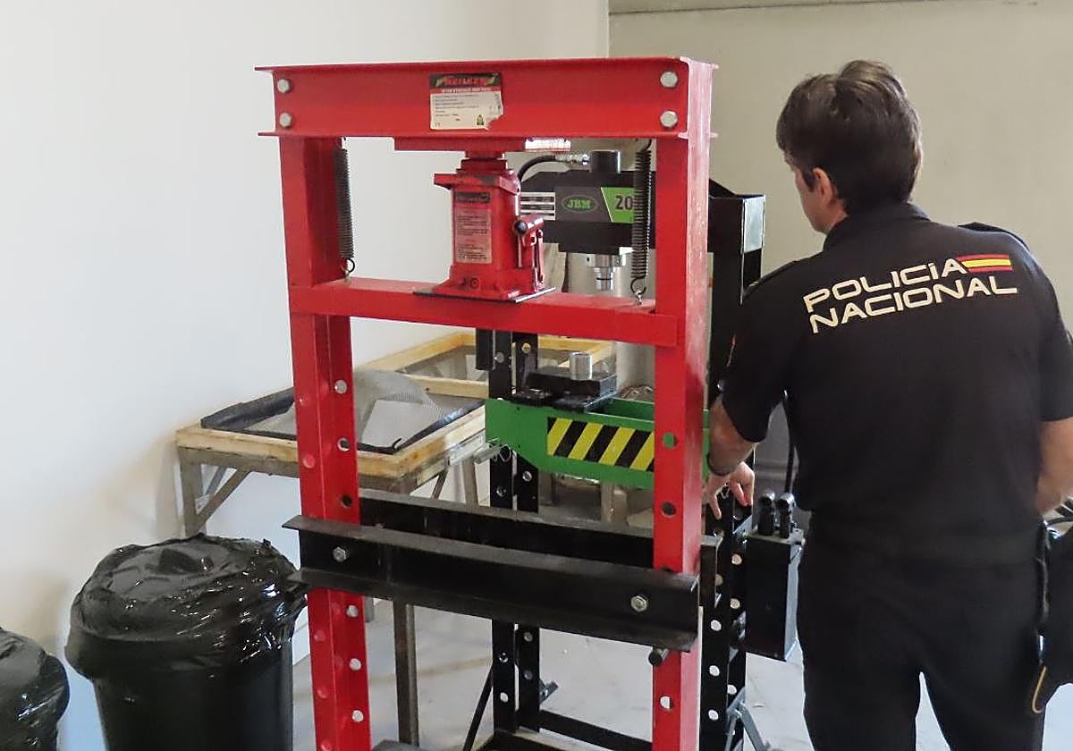 La organización desmantelada en Badajoz usaba marcas de motocicletas y coches de lujo para identificar la droga