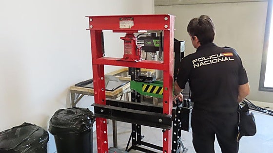 La organización desmantelada en Badajoz usaba marcas de motocicletas y coches de lujo para identificar la droga