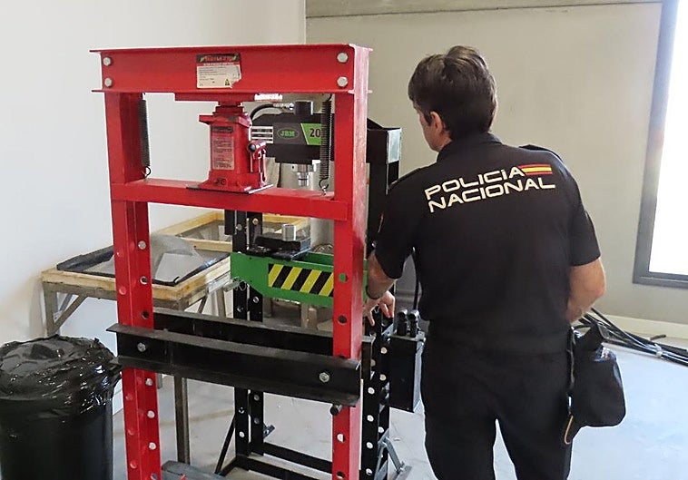 Una de las prensas hidráulicas localizadas en el laboratorio.