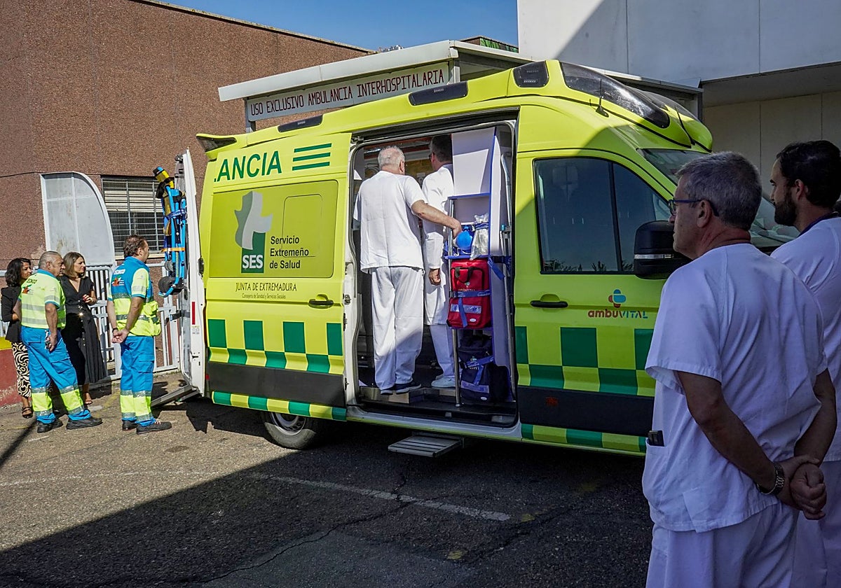 Ambulancia y personal sanitario en el hospital Universitario de Badajoz.