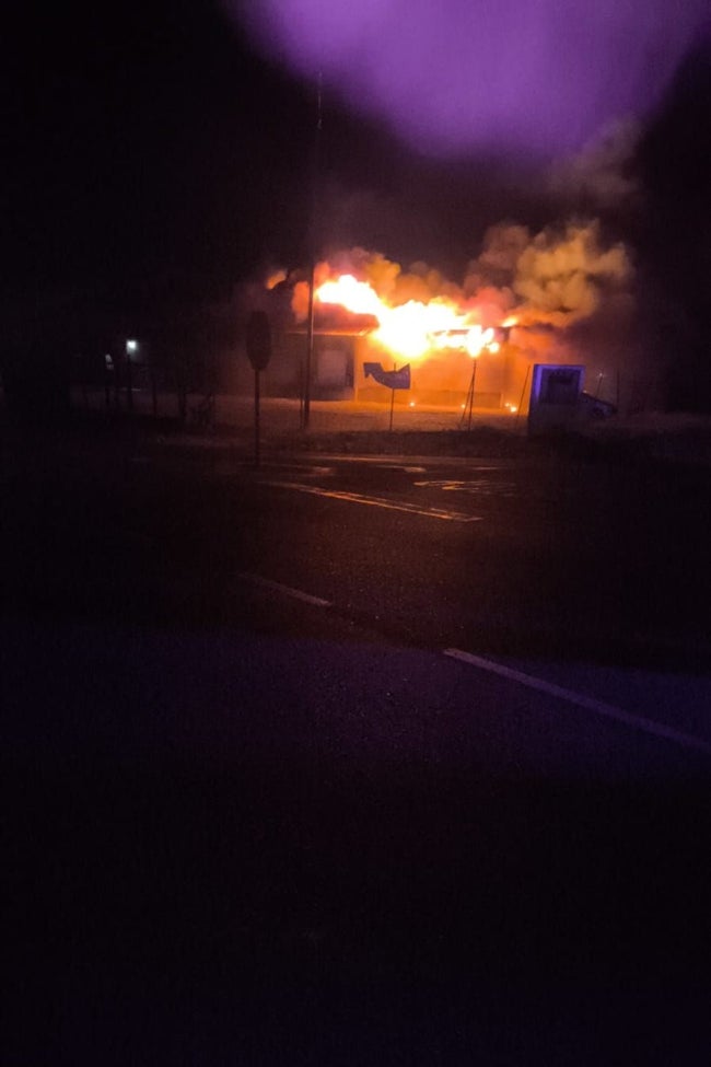 El fuego, al poco de iniciarse, ayer noche en Pollos Cano.