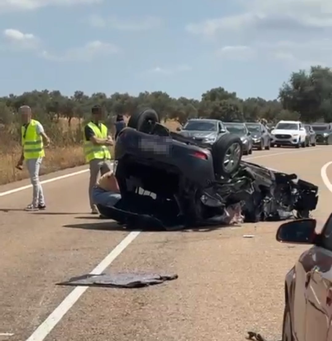 Coche accidentado contra la grúa en la EX-110.