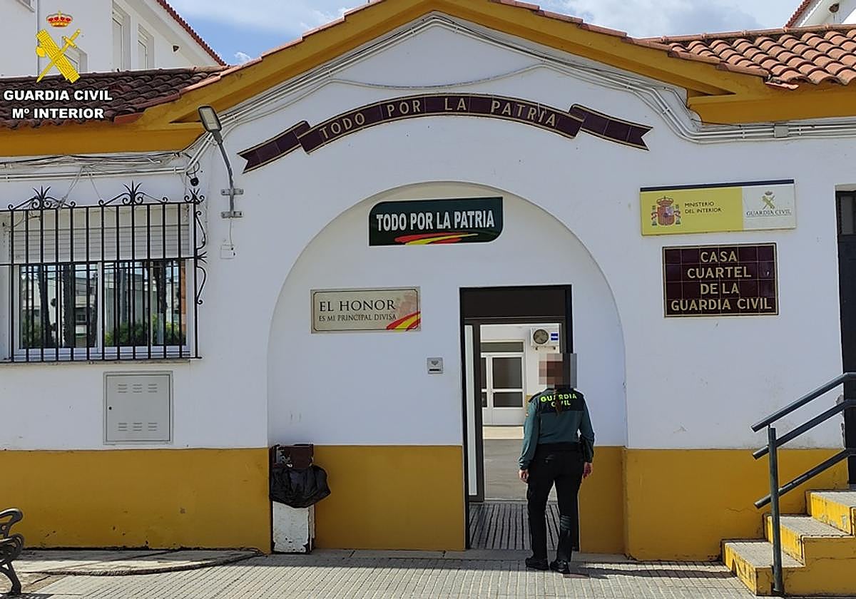 Entrada de la Comandancia de la Guardia Civil en Cáceres.